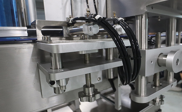 吹貼貼標機,滾貼貼標機,貼標機廠家，高臻智能